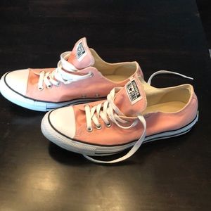 Light pink low top converse